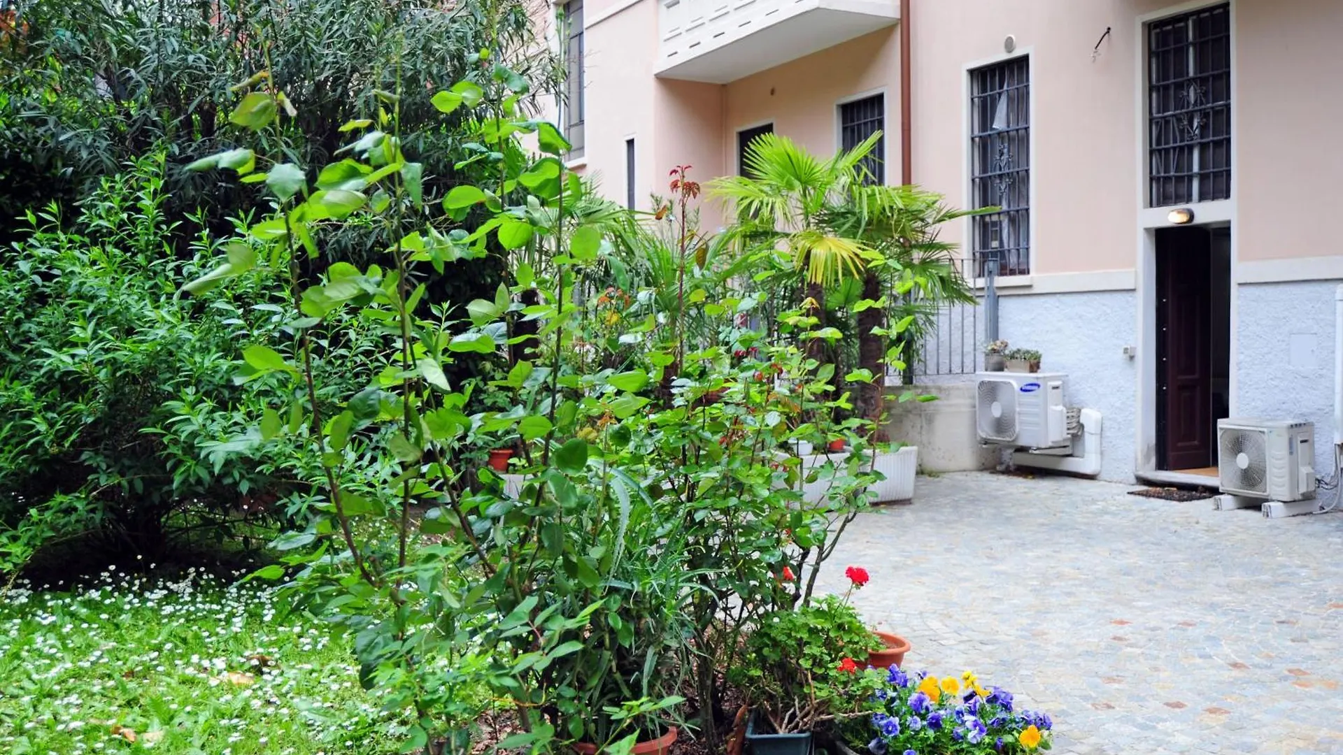 Giovio Duplex Apartment Milan
